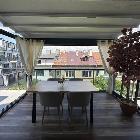 Prime Location! Outdoor Dining! *