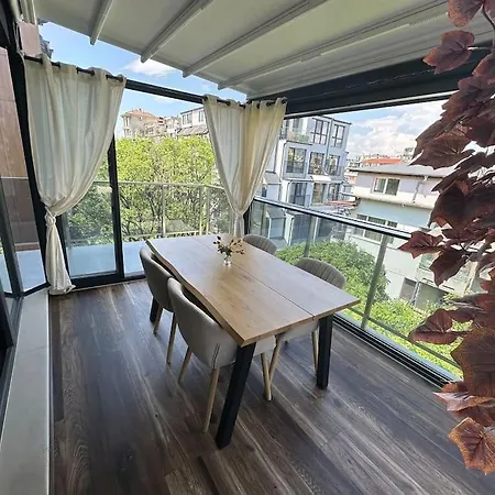 Prime Location! Outdoor Dining! וארנה