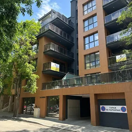 Prime Location! Outdoor Dining! Apartament Varna