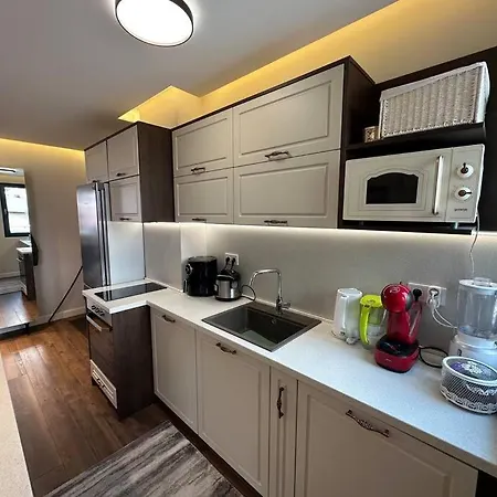 Prime Location! Outdoor Dining! Apartament Varna
